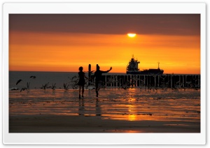 Lovers On The Beach Ultra HD Wallpaper for 4K UHD Widescreen desktop, tablet & smartphone
