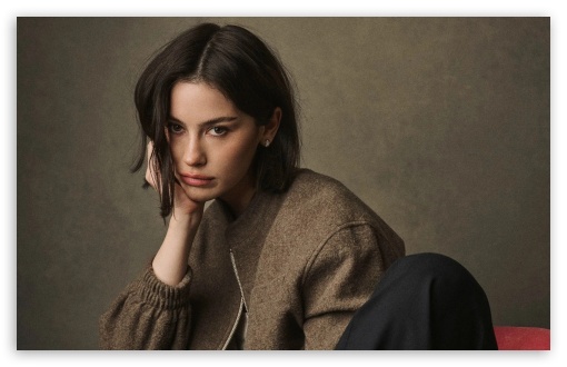 Gracie Abrams UltraHD Wallpaper for Widescreen 16:10 ;