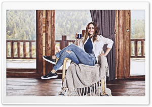 Simge Sagin 4K UHD Wallpaper for Widescreen and UltraWide Desktop, UltraHD TV, Smartphone, Tablet