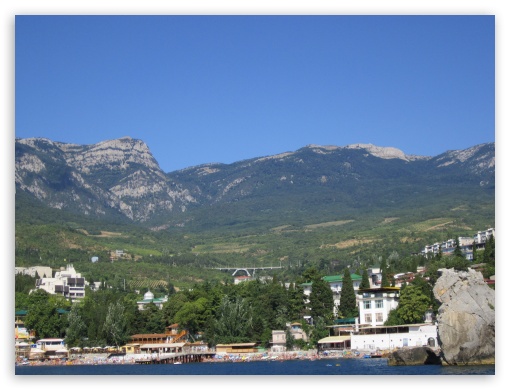 Yalta and mountains UltraHD Wallpaper for Fullscreen 4:3 ;